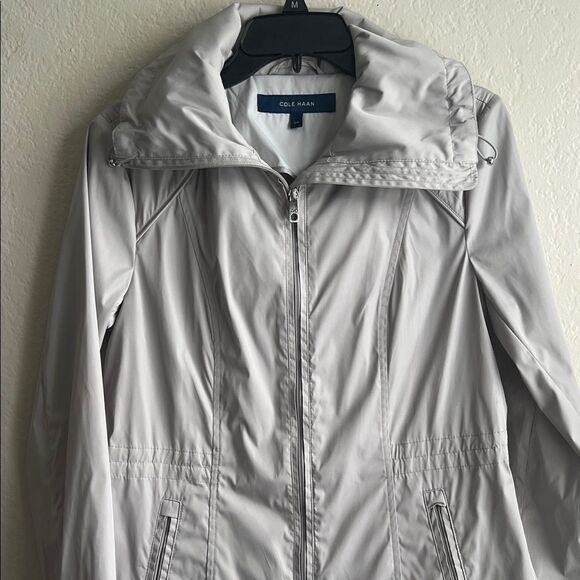 Like New! Cole Haan Light Gray Hooded Packable Rain Jacket Pockets Cinch Waist S - Picture 5 of 16